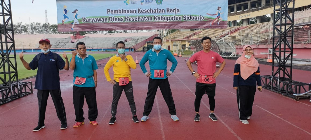 Foto : ASN Dinas Kesehatan Kab Sidoarjo melakukan tes kebugaran di dalam stadion Gelora Delta Sidoarjo